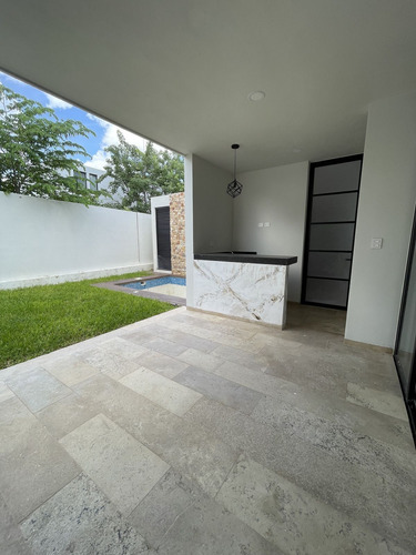 Casa De 4 Recámaras Dentro De Privada Cerca De La Isla, En Cholul