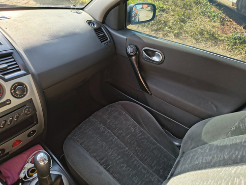 Renault Megane 1.6 Dynamique Hi-flex 4p
