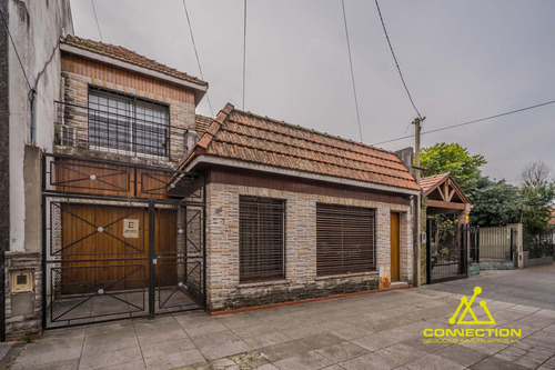 Casa 6 Ambientes En Venta. Banfield Con Pileta