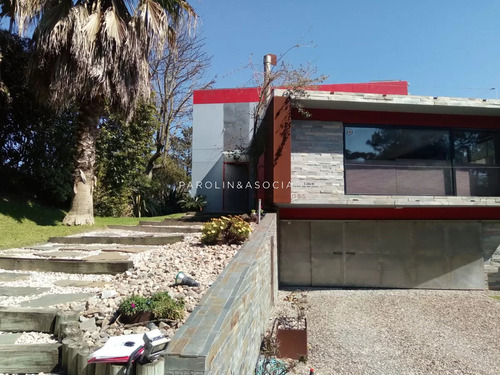 Hermosa Casa En Punta Del Este, A Pocos Pasos Del Mar.