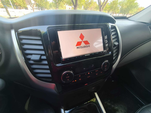Imagen 7 de 11 de Mitsubishi L200 2018 2.4 Di-d High Power 181cv Cuero