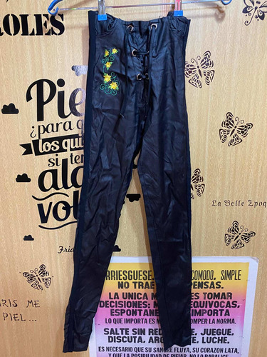 Pantalon Negro Engomado | Detalle | Tiro Extra Alto | Chupi