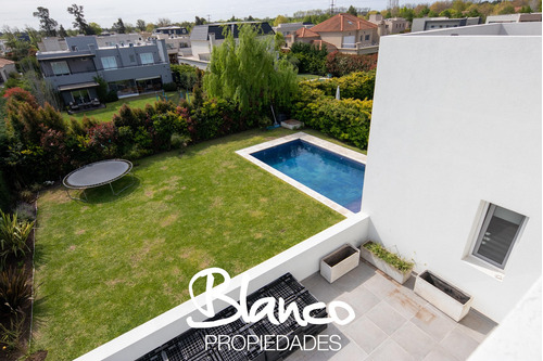 Casa En Venta En La Lomada, Pilar - Desarrollada En Tres Plantas!