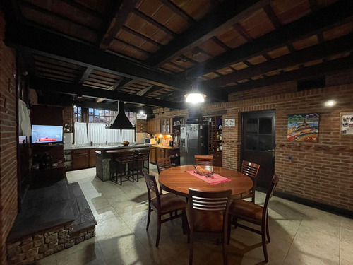 Chalet De Categoría 8 Amb. 484 M² Cub. C/ Garaje Para 2 Autos Y Parque C/ Pileta - Haedo