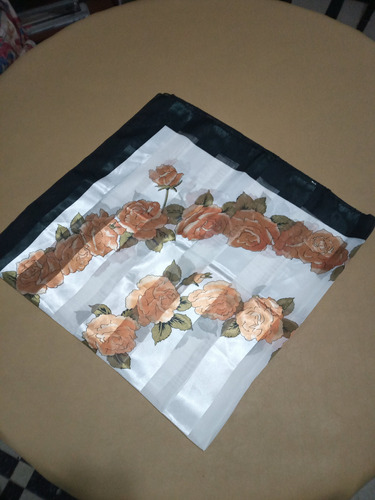 Pañuelo Flores Doradas En Círculo 100 X 100 Cm