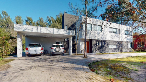 Dueño Vende Urgente Casa En Dos Plantas (340 M²) Sobre Terreno De 1700 M² En Club De Campo Miralagos, Golf Y Spa