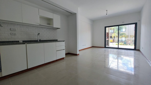 Departamento 2 Ambientes En Pb Con Jardín, Parrilla Y Cochera, Seguridad 24hs, Amenities, Alquiler Vigente