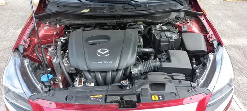 Mazda 2 Touring Hatchback Modelo 2023, Color Rojo Diamante