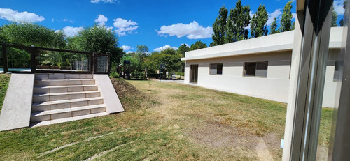 Venta Casa Amplia Y Funcional / Barrio Cerrado / 3 Dorm