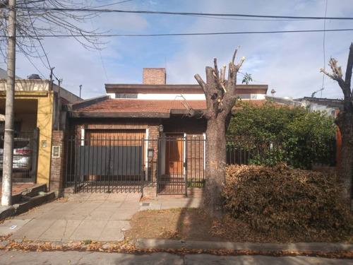 Venta Casa 3 Amb Con Cochera Y Fondo Libre Con Parrilla En I