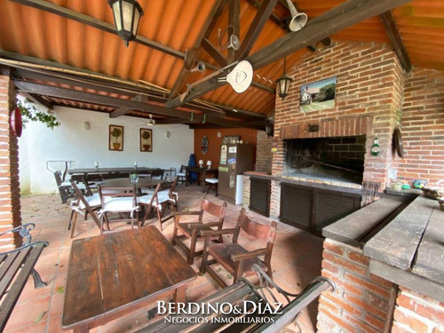 Residencia En Playa Mansa Muy Cerca Del Mar.- Ref: 824