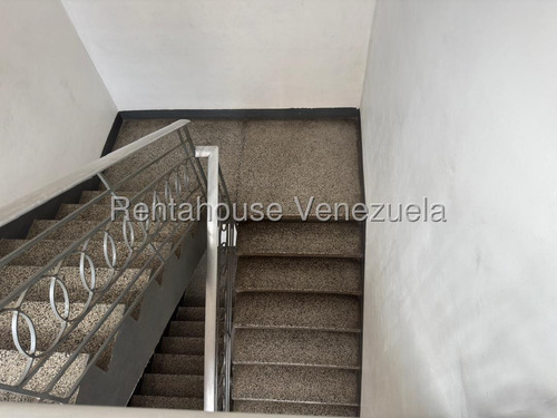 Apartamento En Venta En Av Andrés Bello, Piso Medio 92m², 4h, 1b, 0p, Mls #25-24756 Tu Nuevo Hogar En El Corazón De Caracas, Pocos Pasos De La Av. Andrés Bello, Amplio Y Cómodo Apto / Isabel Gómez