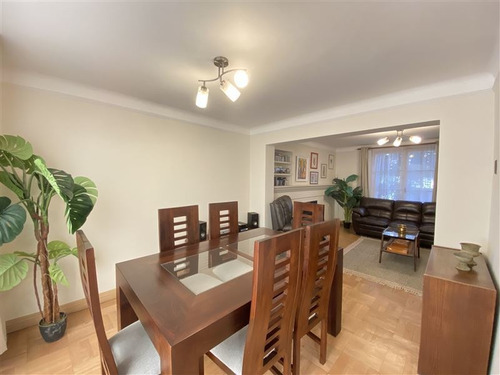 Casa En Venta De 3 Dorm. En Las Condes