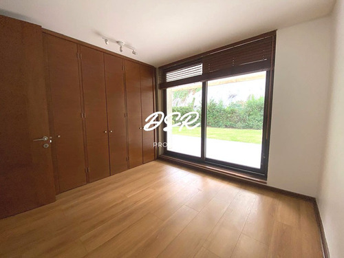 Excelente Depto De 3 D Mas Servicio Con Jardín Privado.