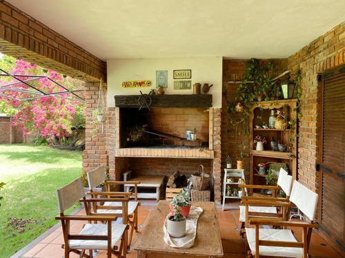 Hermosa Casa En Zona Residencial Colonia