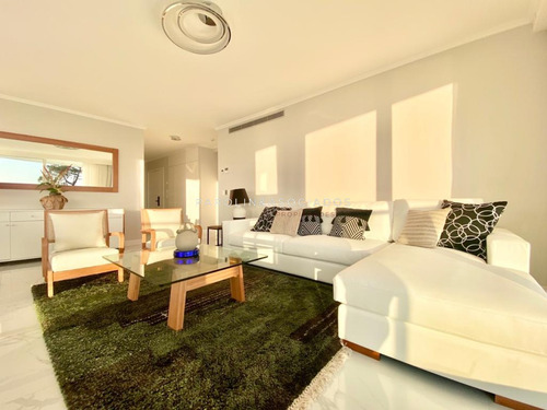 Apartamento De 4 Dormitorios En Venta En Edificio Paramount, Punta Del Este.