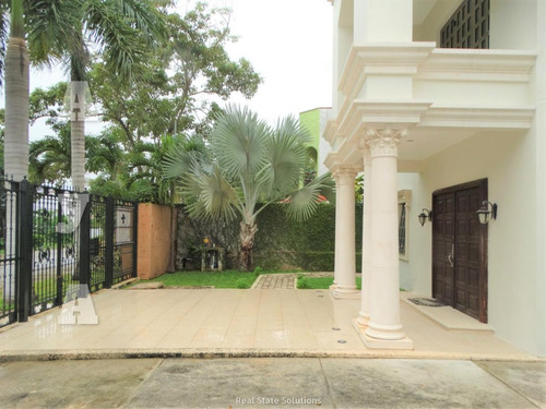 Casa En Venta, Estilo Clásico ,4 Recámaras En Residencial Campestre, Cancún