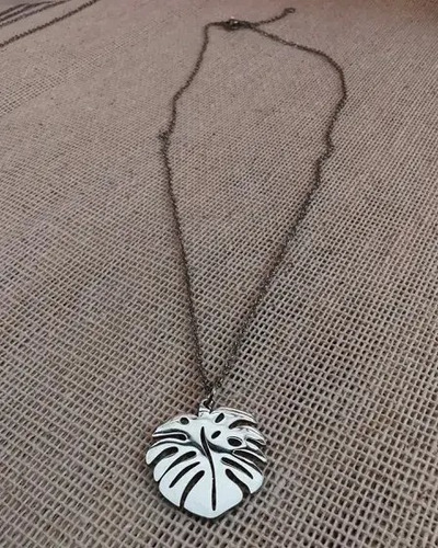 Imagen 5 de 6 de Dije Hoja Monstera Elegante De Acero Con Cadena