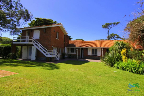 Venta De Casa 5 Dormitorios En Playa Mansa Punta Del Este