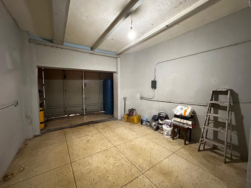 Catia. Edificio - Casa De Tres Niveles En Venta De 400m2