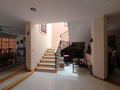 En Venta Casasa En Carretas, Gran Ubicación, 4 Recamaras, 5.5 Baños, Cto De Serv