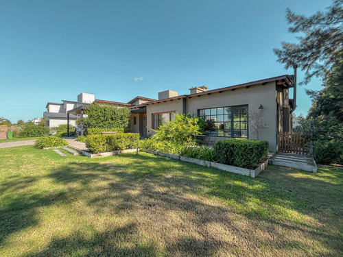 Casa De 3 Dormitorios En Suite Con Pileta, Quincho Y Jardín, En Palos Verdes