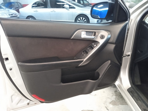 Imagem 10 de 11 de Kia Cerato 1.6 2011 Completo