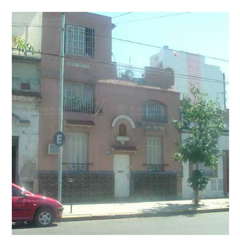 Venta De Casa De 3 Niveles Con Terraza Y Patio En Caballito
