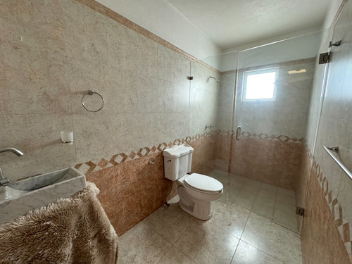 Residencia En Venta Con Alberca En Zapopan
