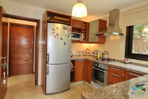 En Alquiler!! Moderna Casa Ubicada A 1 Cuadra Del Mar, Con Vista Parcial Desde El Dormitorio Principal.