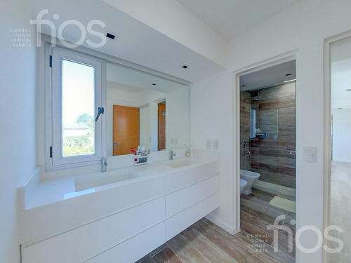 Imagen 22 de 28 de Venta Casa De 3 Dormitorios Con Parque Piscina Cochera En Funes