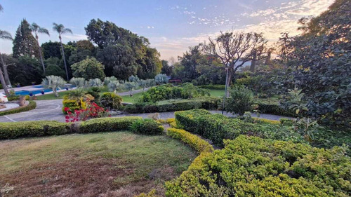 Inigualable Residencia En Venta En Jardines De Ahuatepec, Cuernavaca