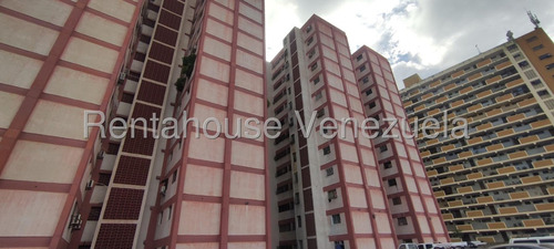 Venta Apartamento Al Oeste De Barquisimeto  Cuenta Con Sala, Comedor, Cocina En Mamposteria, Tres Dormitorios Con Closet Y Dos Baños Gabriela C