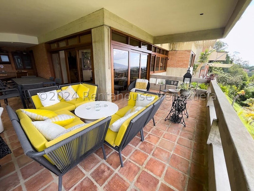 Alto Hatillo !! Hermosa Casa Con Vista Al Ávila, Impecable Cuidado Y Mantenimiento, 1.647 M2 Terreno, 408 M2 Constr., 4 Hab, 7 Baños, 6 Pe, Amplio Y Bello Anexo, Calle Cerrada Con Vigilancia Y Pozo