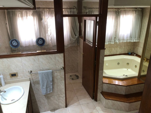 Merolla Vende | Hermosa Casa De Seis Ambientes En Parque Patricios Usd 550.000