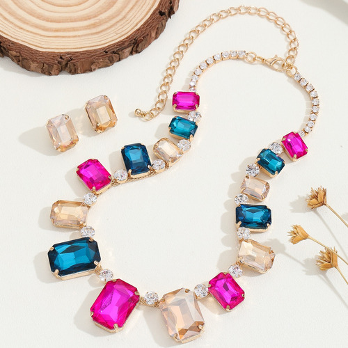 Un Elegante Conjunto De Joyas De Collar For Mujer.