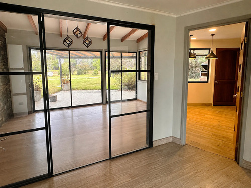 Parcela Con Casa, Piscina/ Quincho, Frente A Parque Y Laguna