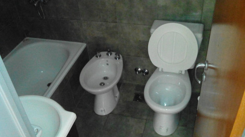 Departamento En Muy Buen Departamento!! De 2 Ambientes ,contra Frente ,cocina Comedor Baño Completo Y Balcón