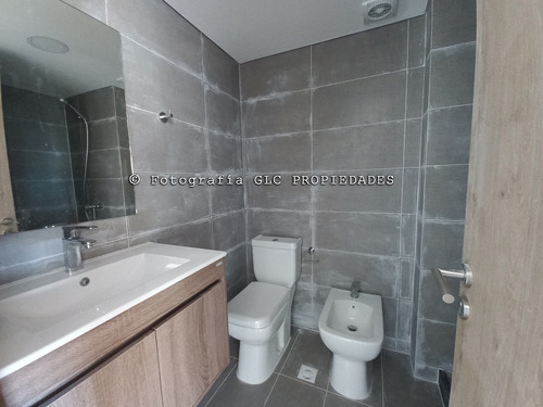 Venta De Penthouse De Dos Dormitorios En Montevideo, Cordón Con Gran Terraza Y Parrillero. Con Cochera Doble.