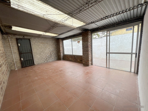 Alquiler De Hermosa Casa, Totalmente Reciclada, Piedras Blancas, 2 Dormitorios, Cochera, Baño, 2 Patios, Sin Gastos Comunes, Muy Segura!!