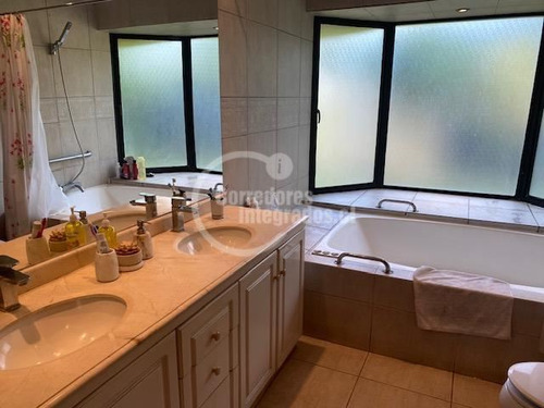 Casa En Venta De 6 Dorm. En Las Condes