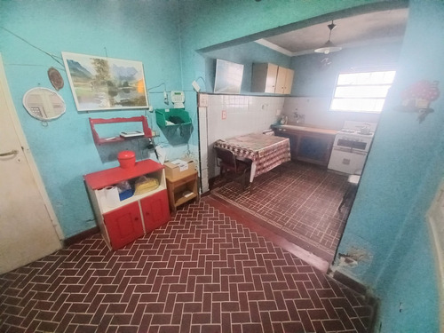 Casa 3 Ambientes Con Garaje Y Parque, A Reciclar Parcialmente, En Barrio Santa Monica