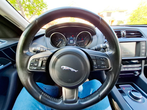 Jaguar F-PACE 2.0 I D Prestige