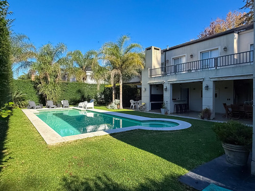 Casa En Venta, 2 Plantas, Gran Jardín Y Pileta - Exclusivo Barrio La Peregrina, La Lonja, Pilar