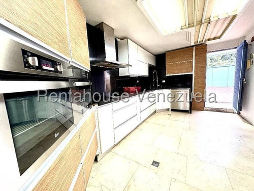 Fredxia Castillo Vende Amplia Casa, Amoblada Y Con Piscina En La Avenida Los Abogados De Barquisimeto # 25-11394