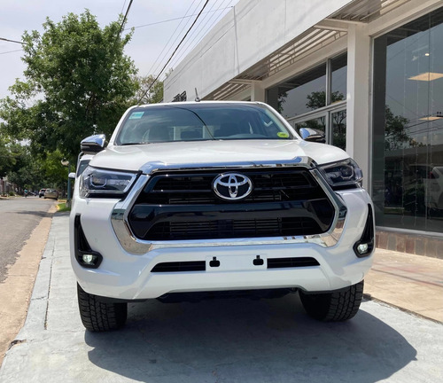 Imagen 2 de 16 de Toyota Hilux D/c 2.8 Tdi Srv M/t 4x2 0km My2022