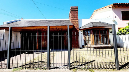 Casa 4 Amb Cochera Pileta Castelar Norte Permuta