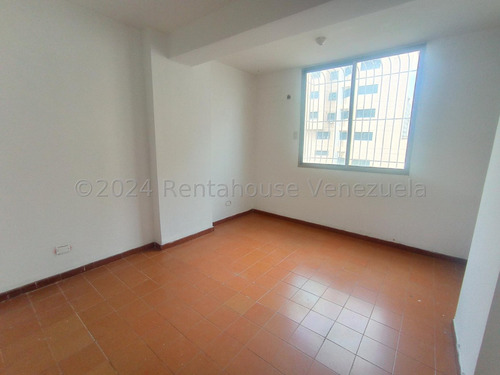 Apartamento En Venta Economico Grande Cómodo Cn 125 Metros 4 Habitaciones 2 Baños Zona Centro Maracay Agua Constante Seguridad Nela 2425950
