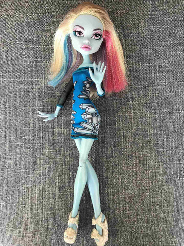 Muñeca Abbey Bominable Vestido Ajustado Monster High 