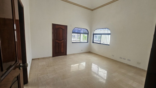 Hermosa Casa En Alquiler Ubicada En Los Cacicazgos